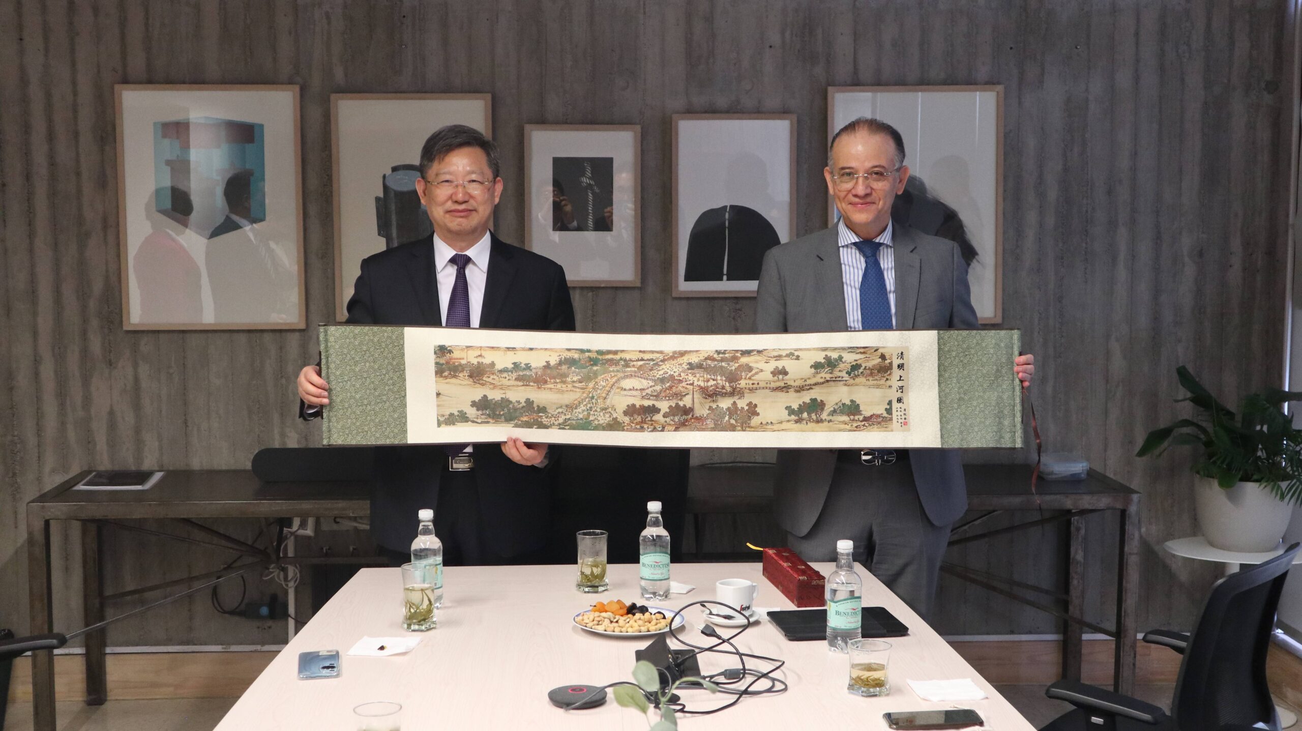 Delegación de provincia de Jiangsu visita Instituto Confucio UC 